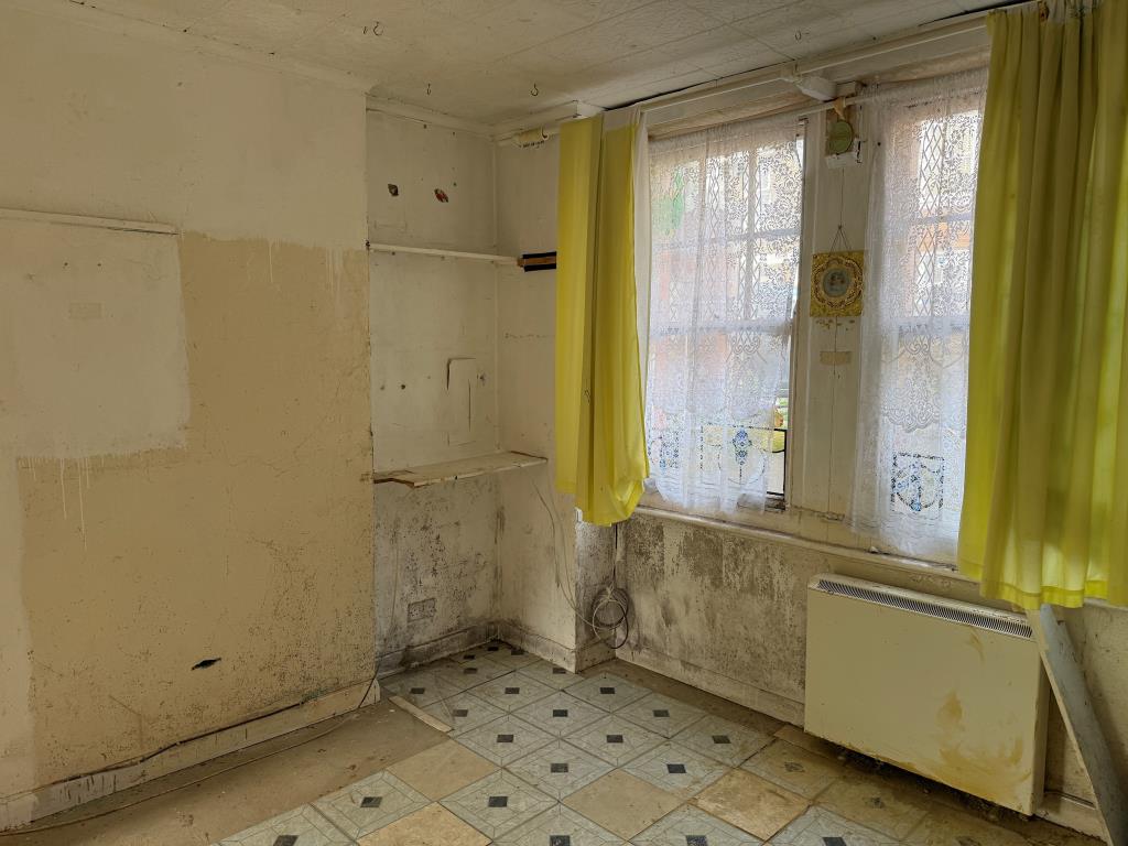 Lot: 146 - PATIO FLAT IN NEED OF REFURBISHMENT - Studio sleeping area with front window onto street